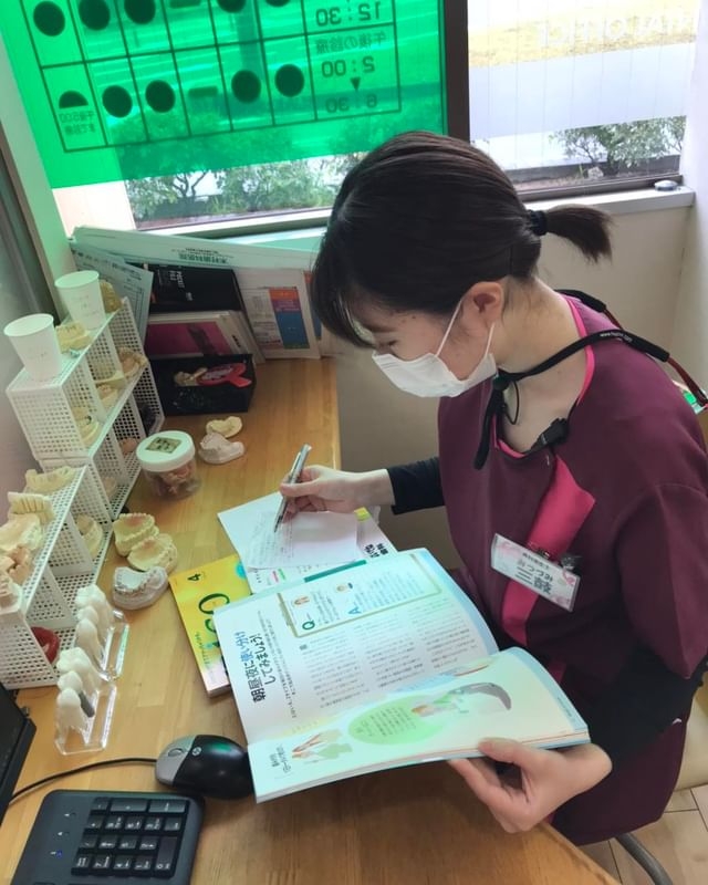 勉強中の女性